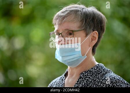 Ältere Frau mit Gesichtsmaske unter der Nase, Porträt, Corona Crisis, Deutschland Stockfoto