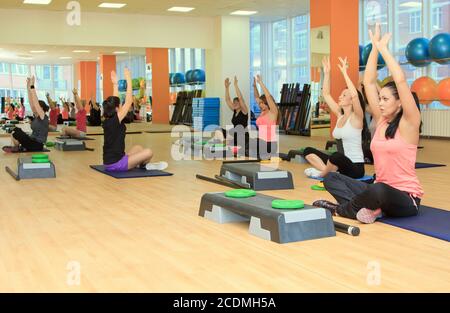 Rostov am Don – Januar 05: Schöne Frau auf dem Sprungbrett während Yoga-Übung, Fitness-Center „Orange“, Rostov auf Stockfoto