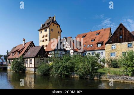 Fluss Pegnitz mit Fachwerkhäusern, dahinter der Wassertürmchen, Markt Hersbruck, Hersbrucker Schweiz, Bezirk Nuernberger Land, Mitte Stockfoto