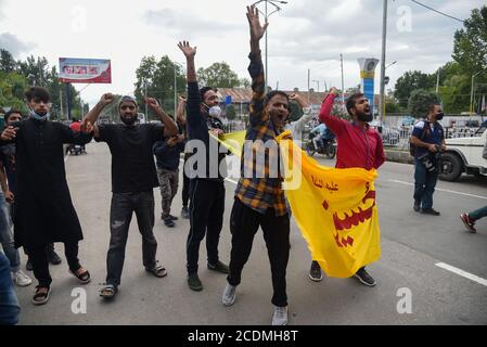 Kashmiri shia Trauernden halten Flagge, wie sie religiöse Slogans während der muharram Prozession schreien.Behörden verhängten strenge Beschränkungen in vielen Bereichen von Srinagar, um Prozession des 8. Muharram zu verbieten. Stockfoto