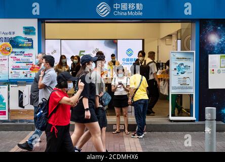 Hongkong, China. August 2020. Fußgänger gehen am chinesischen staatlichen Telekommunikationsunternehmen China Mobile Store in Hongkong vorbei. Kredit: Budrul Chukrut/SOPA Images/ZUMA Wire/Alamy Live Nachrichten Stockfoto