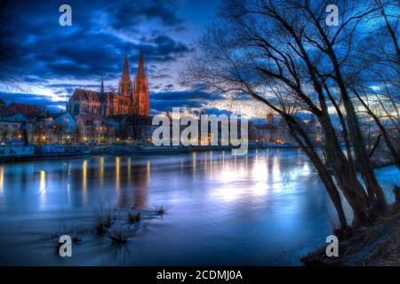 Blick auf die Stadt mit dem Petersdom und der Donau an der Blauen Stunde, Regensburg, Bayern, Deutschland Stockfoto