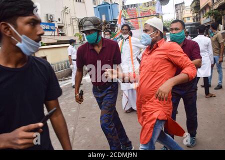 Während der Demonstration wird der Protestierende von der Polizei von Kolkata festgenommen. Die Jugendkongressmitglieder von Kolkata führen eine Kampagne gegen die Entscheidung der Regierung durch, NEET (National Eligibility Entrin Test), JEE (Joint Entrin Examination) und jede Aufnahmeprüfung während dieser Pandemie des Coronavirus zu organisieren. Grant Massenförderung etc für Studenten. Stockfoto