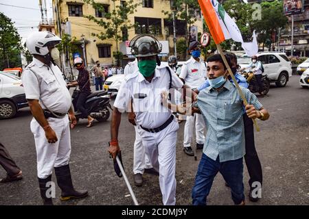 Während der Demonstration wird der Protestierende von der Polizei von Kolkata festgenommen. Die Jugendkongressmitglieder von Kolkata führen eine Kampagne gegen die Entscheidung der Regierung durch, NEET (National Eligibility Entrin Test), JEE (Joint Entrin Examination) und jede Aufnahmeprüfung während dieser Pandemie des Coronavirus zu organisieren. Grant Massenförderung etc für Studenten. Stockfoto