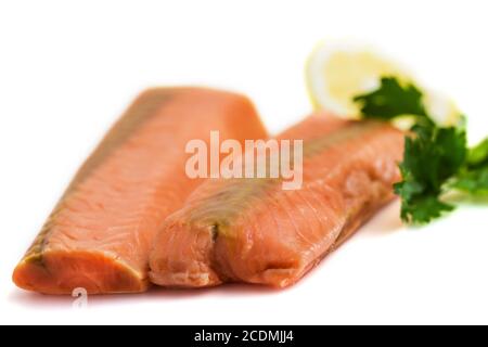 Rohem Lachsfilet mit Zitrone und Petersilie isoliert auf weiss Stockfoto