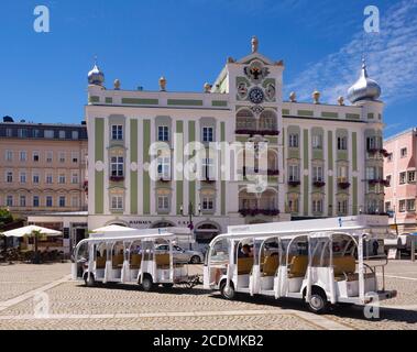 Spaziergang am Rathauspatz, Rathaus mit Keramikkarillon, Gmunden, Salzkammergut, Oberösterreich, Österreich Stockfoto