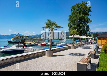 Seepromenade in Attersee am Attersee mit Linienschifffahrt, Salzkammergut, Oberösterreich, Österreich Stockfoto