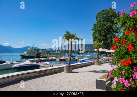 Seepromenade in Attersee am Attersee mit Linienschifffahrt, Salzkammergut, Oberösterreich, Österreich Stockfoto