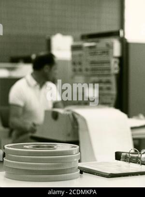 Programmierer am Drucker vor dem Eingangskopf, IBM 360 Mainframe-Computer, Technische Hochschule (heute Technische Universität), historisch Stockfoto