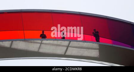 Besucher im Panorama-Korridor mit roten Fenstern, Dachinstallation Ihr Regenbogenpanorama von Olafur Eliasson, ARoS Aarhus Art Museum, Aarhus Stockfoto