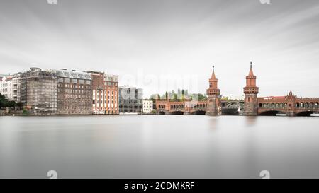 Oberbaumbrücke über die Spree und verbindet den Berliner Bezirken Kreuzberg und Friedrichshain, Berlin, Deutschland Stockfoto