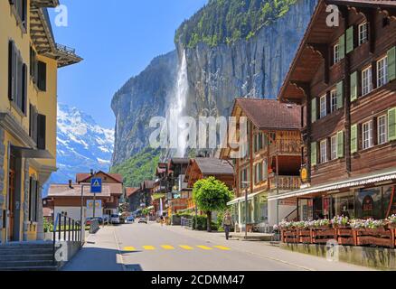 Dorfansicht mit Staubbachfällen, Lauterbrunnen, Lauterbrunnental, Jungfrau Region, Berner Oberland, Kanton Bern, Schweiz Stockfoto