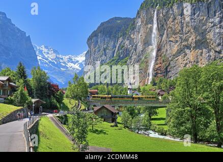 Dorfansicht mit Staubbachfällen, Lauterbrunnen, Lauterbrunnental, Jungfrau Region, Berner Oberland, Kanton Bern, Schweiz Stockfoto