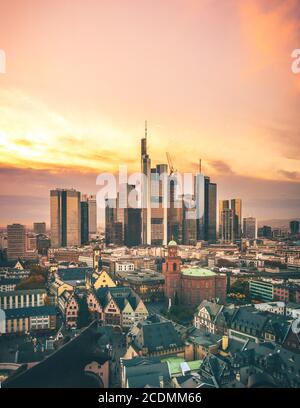 Skyline und Innenstadt mit dem Römer, Rathaus und Paulskirche bei Sonnenuntergang, Frankfurt am Main, Deutschland Stockfoto