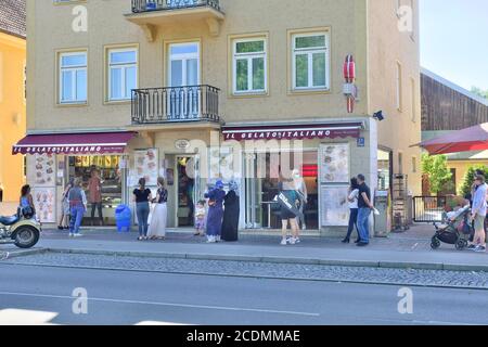 Leute, die sich vor der Eisdiele anstellen, Corona-Krise, München, Bayern, Deutschland Stockfoto