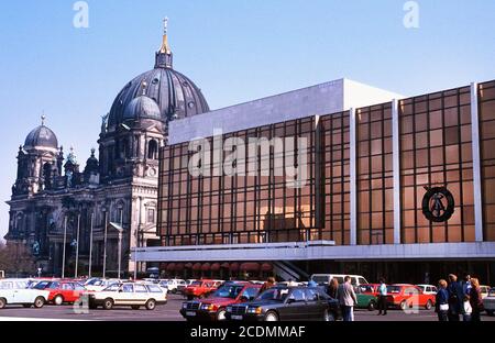 Kurz nach dem Fall des Berliner Mauerpalastes der Republik, 1990, Berlin, Deutschland Stockfoto