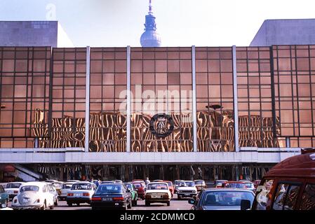 Kurz nach dem Fall des Berliner Mauerpalastes der Republik, 1990, Berlin, Deutschland Stockfoto