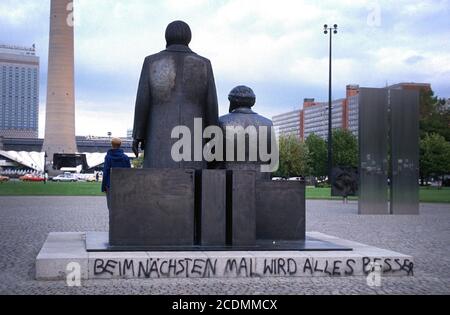 Marx-Engels-Denkmal im Marx-Engels-Forum, Fernsehturm im Hintergrund, Festival der Einheit, Berlin, Deutschland Stockfoto