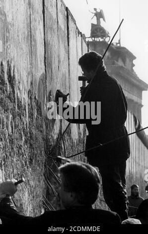 Touristen nannten Wandspechte am Berliner Mauer und Brandenburger Tor, kurz nach dem Mauerfall, 1990, Berlin, Deutschland Stockfoto