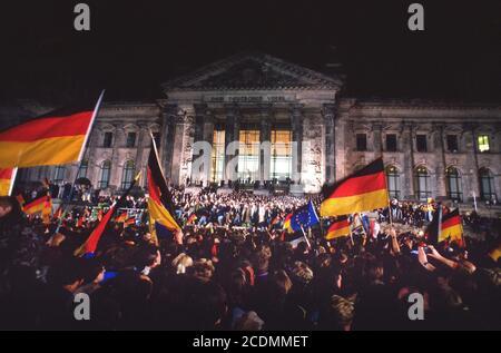 Festival der Einheit am 2/3. Oktober 1990, Wiedervereinigungszeremonie vor dem Reichstag, um 0.00 Uhr wird die Flagge der Einheit unter dem Jubel der gehisst Stockfoto