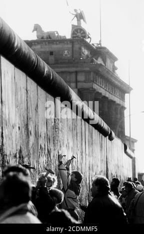 Touristen nannten Wandspechte am Berliner Mauer und Brandenburger Tor, kurz nach dem Mauerfall, 1990, Berlin, Deutschland Stockfoto