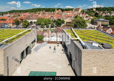 Blick über die Kunsthalle Wuerth in die Altstadt mit Michaelskirche und neuem Globentheater, Schwäbisch Hall, Hohenlohe, Baden-Württemberg Stockfoto