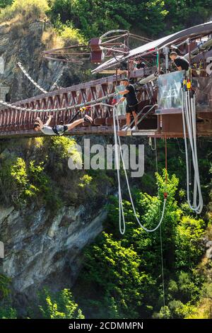 Bungee Jumping von Kawarau Bridge, Kawarau River Gorge, Queenstown, Otago, South Island, Neuseeland Stockfoto