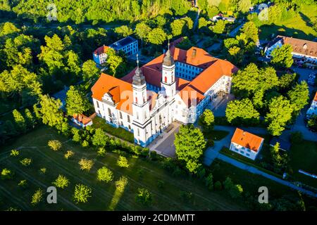 Luftaufnahme am Abend, Irsee, Kloster der Benediktiner in Irsee, Diözese Augsburg, Bayern, Deutschland Stockfoto