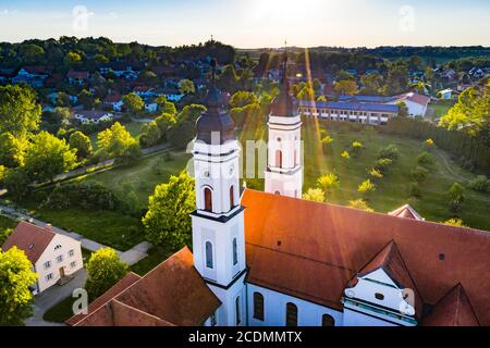 Luftaufnahme am Abend, Irsee, Kloster der Benediktiner in Irsee, Diözese Augsburg, Bayern, Deutschland Stockfoto