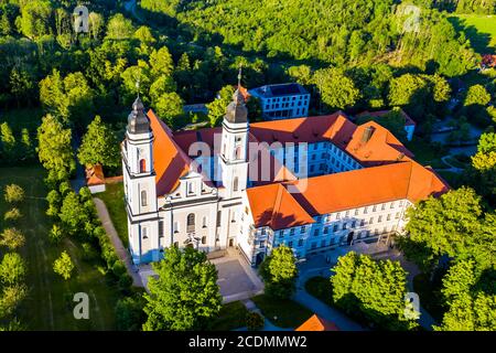 Luftaufnahme am Abend, Irsee, Kloster der Benediktiner in Irsee, Diözese Augsburg, Bayern, Deutschland Stockfoto