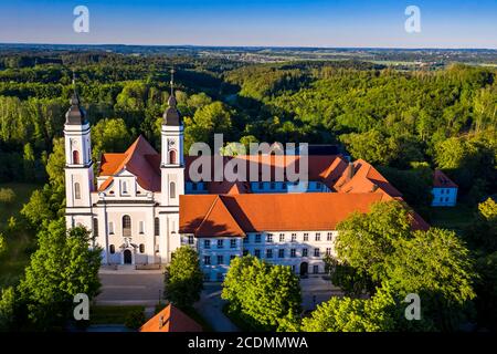 Luftaufnahme am Abend, Irsee, Kloster der Benediktiner in Irsee, Diözese Augsburg, Bayern, Deutschland Stockfoto