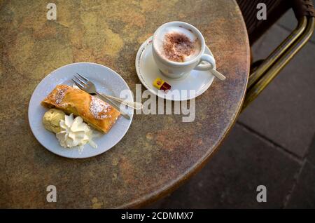 Cappuccino und Apfelstrudel mit Vanilleeis und Sahne, Cafe, Rothenburg ob der Tauber, Franken, Bayern, Deutschland Stockfoto