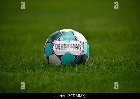 Adidas Derby-Star Brillant APS 20/21, Spielball der Bundesliga-Saison 2020/2021 in Türkis und Lila, liegt auf Gras, Deutschland Stockfoto