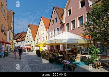 Straßenszene, Restaurant mit Sitzgelegenheiten im Freien und Sonnenschirmen vor Wohngebäuden, Pflastersteinpflaster, Martin Luther Str. 15, Markt Stockfoto