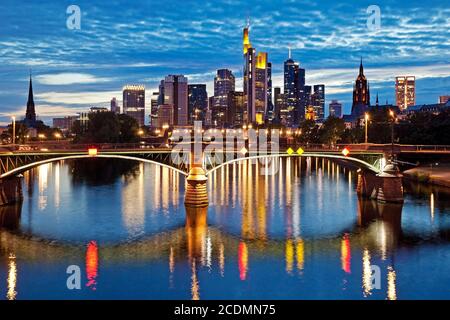 Stadtansicht am Abend mit Main und Bankenviertel, Frankfurt am Main, Hessen, Deutschland Stockfoto