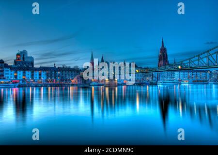 Eisenbrücke, Kaiserdom St. Bartholomäus, Alte Nikolaikirche, an der Blauen Stunde, Frankfurt am Main, Hessen, Deutschland Stockfoto