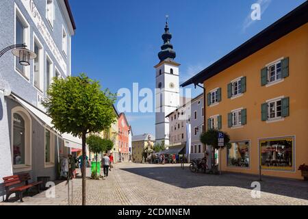 Marktplatz mit Pfarrkirche Sankt Martin, Waging am See, Rupertiwinkel, Oberbayern, Bayern, Deutschland Stockfoto