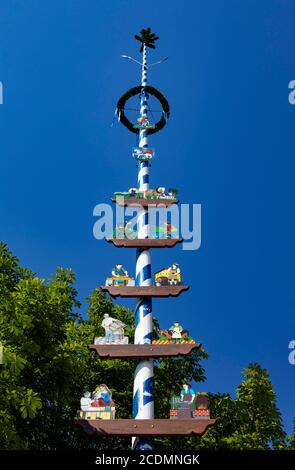 Maibaum mit Holzschnitzerei, Waging am See, Rupertiwinkel, Oberbayern, Bayern, Deutschland Stockfoto