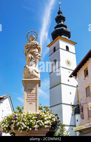 Marktplatz mit der Pfarrkirche St. Martin und Mariensaeule, Waging am See, Rupertiwinkel, Oberbayern, Bayern, Deutschland Stockfoto