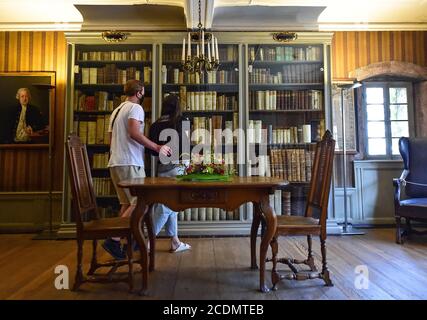 Frankfurt, Deutschland. August 2020. Touristen mit Gesichtsmasken besuchen das Goethe-Haus, in dem der weltbekannte deutsche Dichter und Dramatiker Johann Wolfgang Goethe geboren und aufgewachsen ist, in Frankfurt am 28. August 2020, dem Jahrestag des 271. Geburtstages Goethes. Quelle: Lu Yang/Xinhua/Alamy Live News Stockfoto