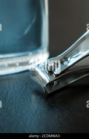 Metallnagel Clipper und Männer Beauty-Tools auf einem schwarzen Holztisch Stockfoto