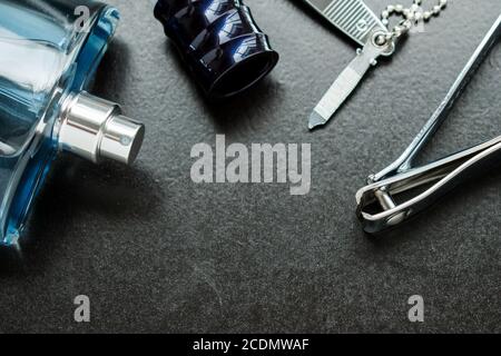 Metallnagel Clipper und Männer Beauty-Tools auf einem schwarzen Holztisch Stockfoto