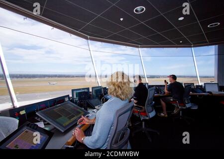 Fluglotsen überwachen Flugbewegungen an einem internationalen Flughafen Stockfoto