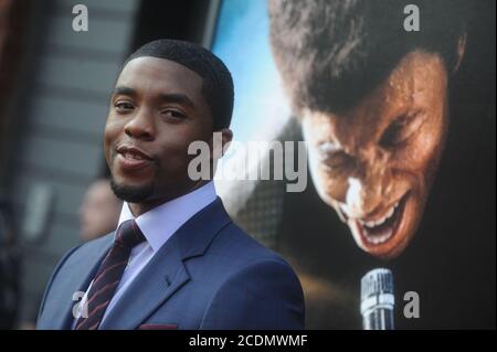 DATEI: 29. August 2020. Manhattan, Vereinigte Staaten Von Amerika. Juli 2014. NEW YORK, NY - 21. JULI: Chadwick Boseman nimmt an der "Get On Up"-Premiere im Apollo Theater am 21. Juli 2014 in New York City Teil Personen: Chadwick Boseman Kredit: Storms Media Group/Alamy Live News Stockfoto