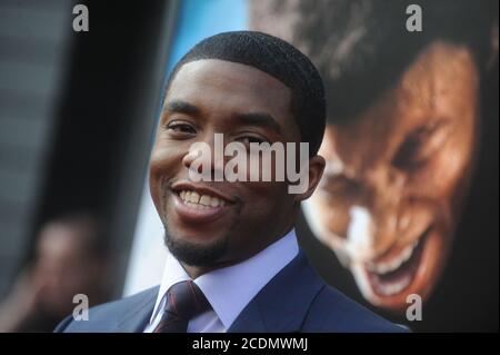 DATEI: 29. August 2020. Manhattan, Vereinigte Staaten Von Amerika. Juli 2014. NEW YORK, NY - 21. JULI: Chadwick Boseman nimmt an der "Get On Up"-Premiere im Apollo Theater am 21. Juli 2014 in New York City Teil Personen: Chadwick Boseman Kredit: Storms Media Group/Alamy Live News Stockfoto