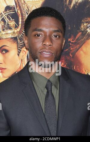 ***DATEI FOTO** Chadwick Boseman ist mit 43 Jahren an Colon Cancer gestorben. NEW YORK, NY - FEBRUAR 24: Chadwick Boseman besucht die "Gods of Egypt" New York Premiere am AMC Loews Lincoln Square 13 am 24. Februar 2016 in New York City. Diego Corredor/MediaPunch Stockfoto