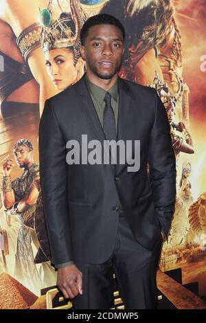 ***DATEI FOTO** Chadwick Boseman ist mit 43 Jahren an Colon Cancer gestorben. NEW YORK, NY - FEBRUAR 24: Chadwick Boseman besucht die "Gods of Egypt" New York Premiere am AMC Loews Lincoln Square 13 am 24. Februar 2016 in New York City. Diego Corredor/MediaPunch Stockfoto