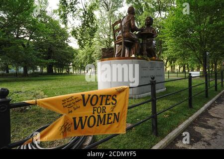 New York, Usa. August 2020. Ein Blick auf die Statue der Frauenrechtspioniere (Sojourner Truth, Elizabeth Cady Stanton und Susan B. Anthony), enthüllt im Central Park am Women's Equality Day. Kredit: SOPA Images Limited/Alamy Live Nachrichten Stockfoto