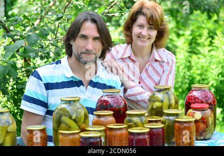 Paar mittleren Alters mit hausgemachten Marmeladen und Konfitüren Stockfoto