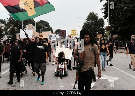 Atlanta, Georgia, USA. August 2020. Demonstranten marschieren durch die Innenstadt von Atlanta aus Protest gegen den Offizier beteiligt Schießen auf Trayford Pellerin in Lafayete, LA am 21. August. Kredit: John Arthur Brown/ZUMA Wire/Alamy Live Nachrichten Stockfoto